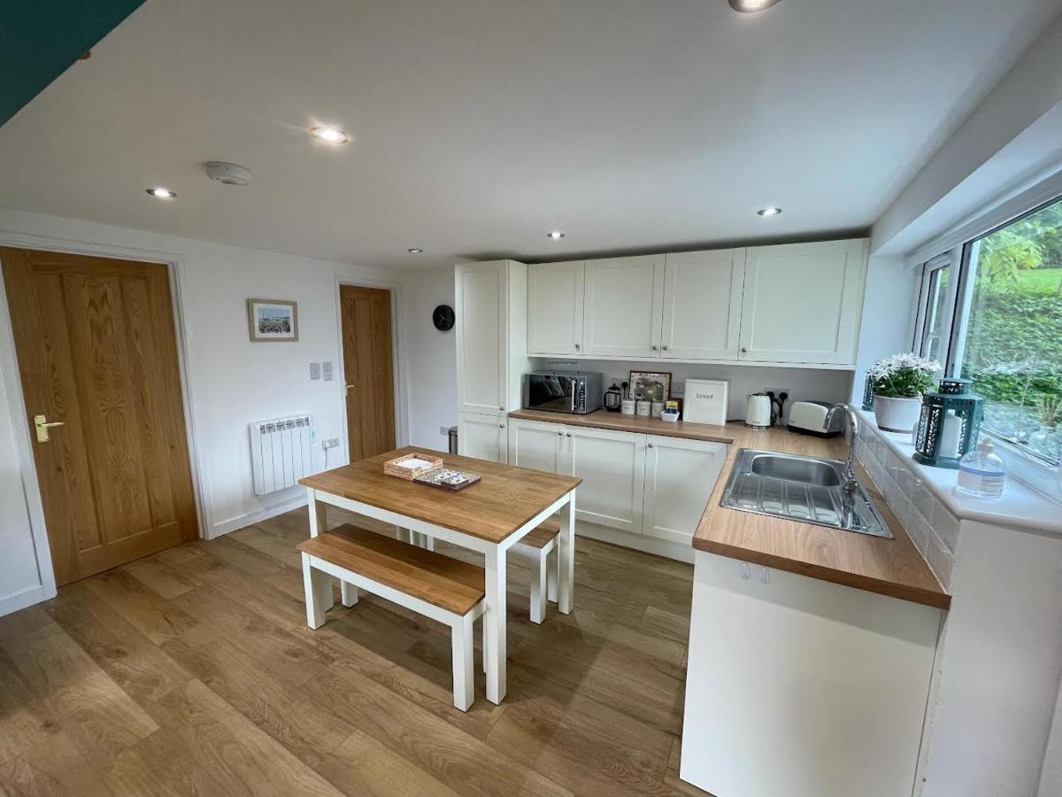 Lovely Ground Floor Apartment In Quiet Village Exeter Exterior foto